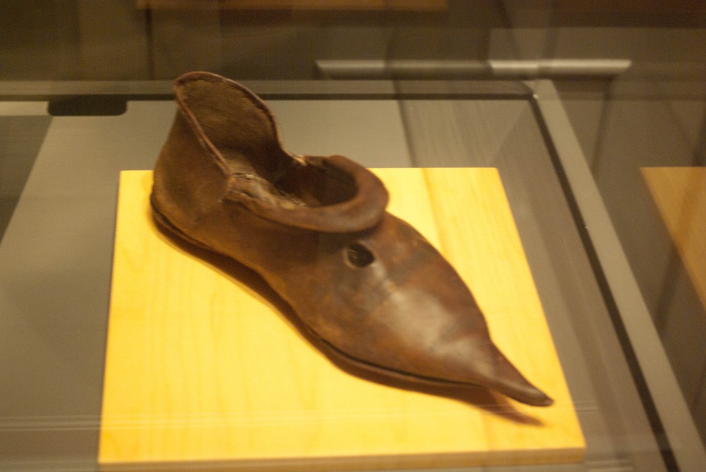 medieval pointed shoes