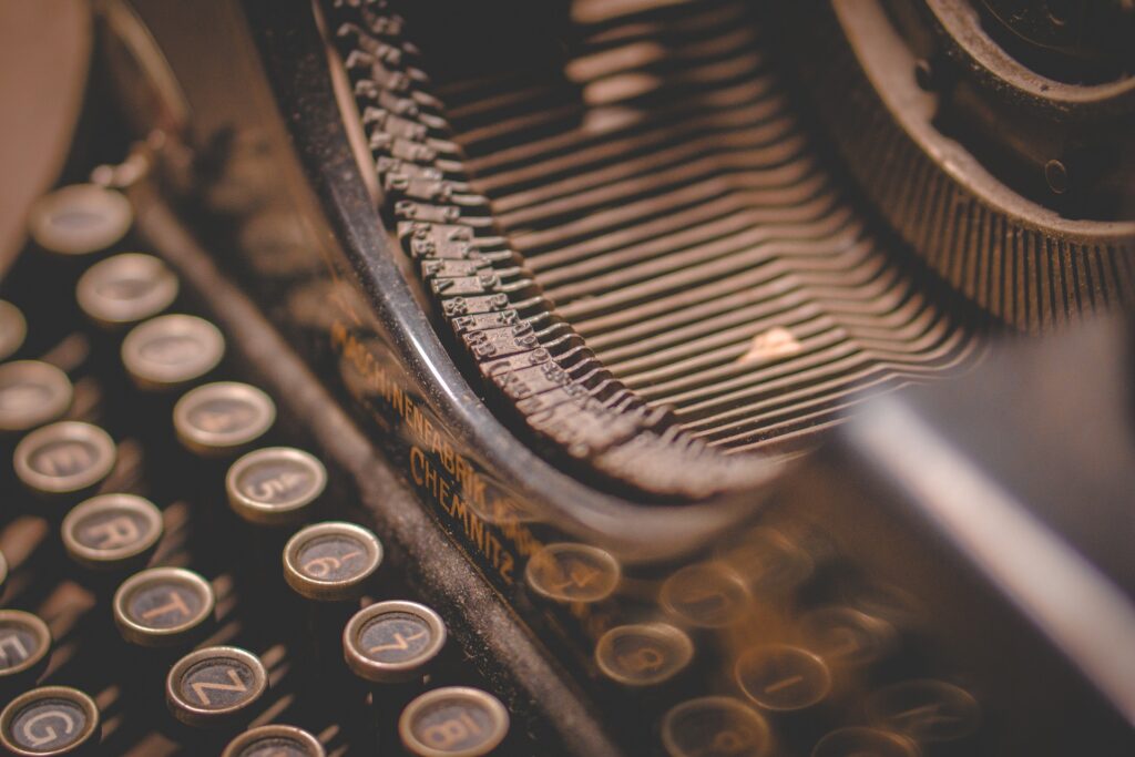 a closeup image of an old typewriter representing Carmen Lyra first novel En Una Sida de Ruedas published in 1918